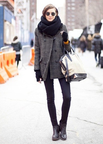 冬季+呢子大衣+皮革包 帅酷时尚感风格