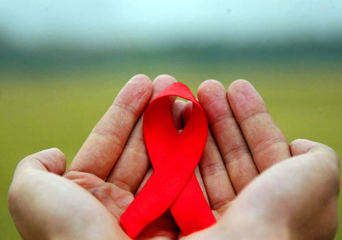 万一感染艾滋病，多久会出现艾滋病的症状 最开始有什么症状？