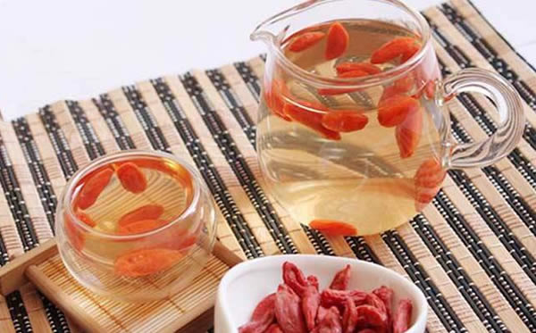 枸杞泡水喝好还是直接吃好 常喝枸杞水有什么好处