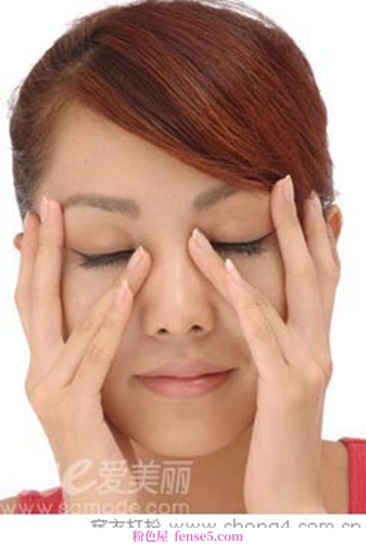 消除黑眼圈的按摩技巧